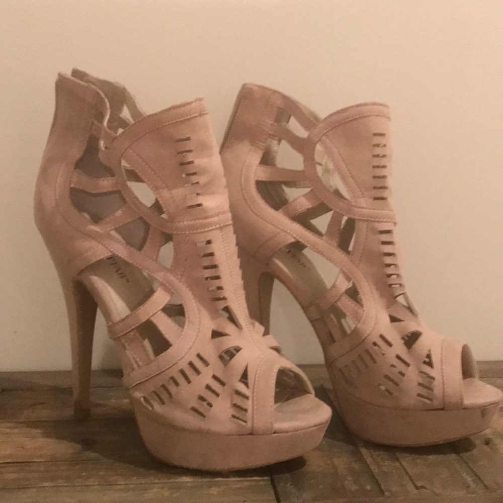Women’s tan heels, great condition!